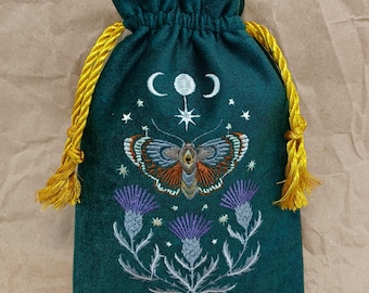 Sacchetto porta tarocchi in velluto ricamato color salvia scuro – Falena del cardo ricamata, coulisse dorate