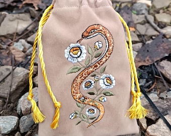 Sacchetto portacarte dei tarocchi in velluto color cappuccino, realizzato a mano con coulisse dorate - Motivo ricamato con serpente e fiori botanici