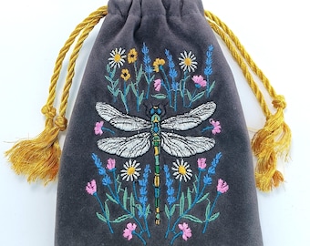DISPONIBILE!!! Borsa per tarocchi in velluto color grafite, con motivi di libellule e fiori, decorazione da strega della foresta, astuccio per carte dei tarocchi con coulisse dorata