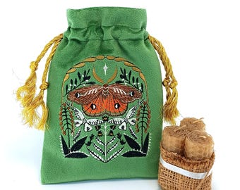 PREORDINE 2-3 SETTIMANE!!! Borsa per tarocchi in velluto verde matcha, con motivo falena, sfinge e piante botaniche, astuccio per carte dei tarocchi con coulisse dorata.