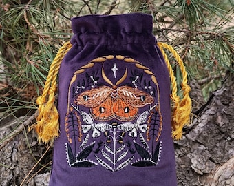 PREORDINE 2-3 SETTIMANE!!! Borsa per tarocchi in velluto lilla scuro, con motivo falena, sfinge e piante botaniche, astuccio per carte dei tarocchi con coulisse dorata.