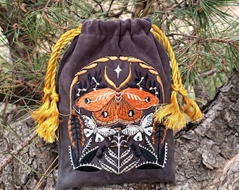 PREORDINE 2-3 SETTIMANE!!! Borsa per tarocchi in velluto grigio grafite, con motivo falena, sfinge e piante botaniche, astuccio per carte dei tarocchi con coulisse dorata.