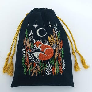 PREVENTA: ¡2-3 SEMANAS! Bolsa de tarot de terciopelo bordada, estuche para cartas de tarot con zorro durmiente y luna, soporte para mazo de oráculo botánico con cordón dorado.