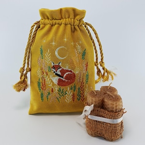 PREVENTA: ¡2-3 SEMANAS! Bolsa de tarot de terciopelo bordada, estuche para cartas de tarot con zorro durmiente y luna, soporte para mazo de oráculo botánico con cordón dorado.
