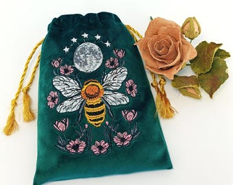 Astuccio per carte dei tarocchi in velluto verde ricamato – Ape, Luna, Motivi floreali, Coulisse dorata