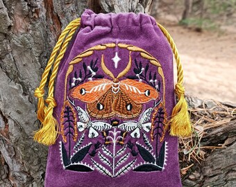 PREORDINE 2-3 SETTIMANE!!! Sacchetto porta carte dei tarocchi in velluto viola prugna, con motivo falena, sfinge e piante botaniche, con coulisse dorata.