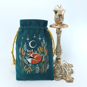 PREVENTA: ¡2-3 SEMANAS! Bolsa de tarot de terciopelo bordada, estuche para cartas de tarot con zorro durmiente y luna, soporte para mazo de oráculo botánico con cordón dorado.