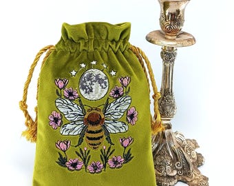 Astuccio per carte dei tarocchi in velluto verde chartreuse ricamato – con motivi di ape, luna e fiori, con coulisse dorata.