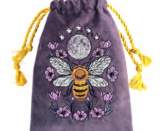 Sacchetto in velluto per carte dei tarocchi – Ricamo con ape, luna e motivi floreali, chiusura con coulisse dorata.