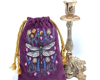 PREORDINE 2-3 SETTIMANE!!! Sacchetto per tarocchi in velluto viola prugna, motivi floreali con libellula, decorazione da strega della foresta, con coulisse dorata