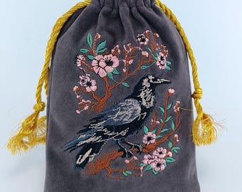 Disponibile!!! Astuccio per tarocchi in velluto Dark Art, borsa ricamata con corvo e fiori di ciliegio, astuccio gotico e stregonesco per carte oracolo, coulisse dorata