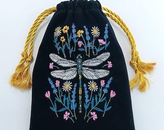 DISPONIBILE!!! Borsa per tarocchi in velluto nero, con motivi floreali di libellula e decorazioni da strega della foresta, con coulisse dorata.