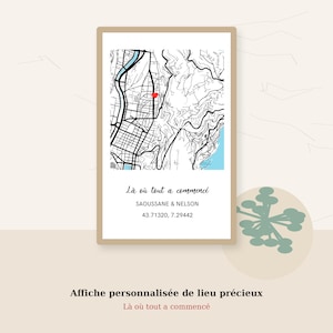 Puede incluir: Una impresión enmarcada de un mapa con un marcador de corazón rojo, líneas negras y detalles en azul. Se muestra el texto "Là où tout a commencé", junto con los nombres SAOUSSANE & NELSON y las coordenadas 43.71320, 7.29442.