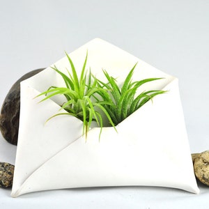 Witte envelop wandmontage met gat of magneten. Polymeerklei