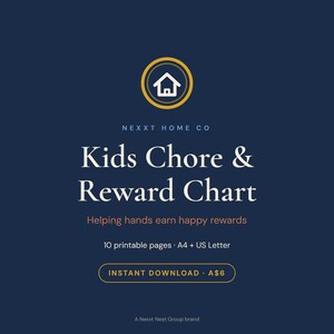 Può includere: Una grafica digitale blu scuro per una tabella delle faccende e dei premi per bambini di Nexxt Home Co. Il design presenta un'icona di una casa bianca in un cerchio dorato, il testo Kids Chore & Reward Chart e 10 pagine stampabili.