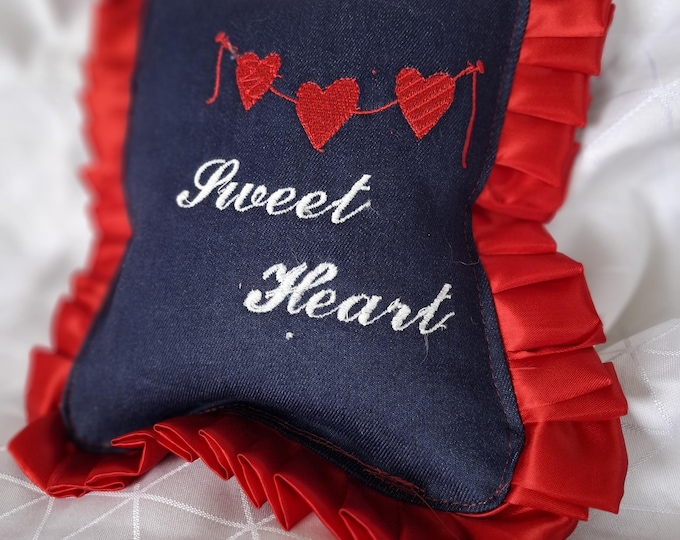 Mini decorative cushion Sweetheart – 17 x 15 cm – Embroidered with glow-in-the-dark effect – Denim & red satin ruffles – Unique piece from the Rhön region