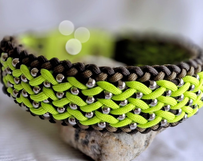 Paracord dog collar, adjustable with beads – Neon yellow beacon – Robust reflective collar for medium & large dogs, made to measure