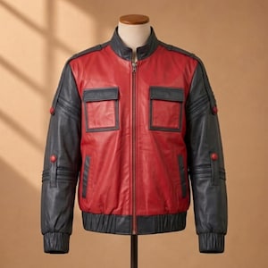 Könnte beinhalten: Eine rot-schwarze Lederjacke mit Stehkragen, durchgehendem Frontreißverschluss, zwei Brusttaschen mit Klappen und zwei unteren Taschen. Die Ärmel sind mit dekorativen Steppnähten und kleinen roten kreisförmigen Akzenten versehen.
