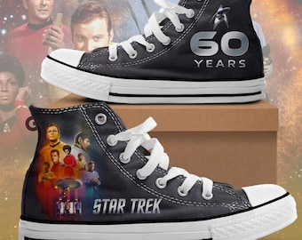 Scarpe alte personalizzate fatte a mano con stampa galattica dell'equipaggio originale di Star Trek, per il 60° anniversario.