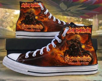 Sneakers alte personalizzate Flame Biker Demon fatte a mano, scarpe fatte a mano per fan del metal rock