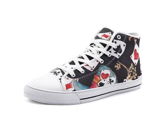 Sneakers alte personalizzate fatte a mano con motivo Wonderland Cards e stampa poker.
