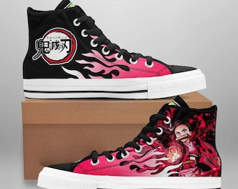 Scarpe da ginnastica alte personalizzate con stampa di fiamme rosa di Nezuko, ispirate a Demon Slayer.