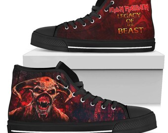 Scarpe da ginnastica alte personalizzate Iron Maiden Legacy Of The Beast, modello Demon Eddie con stampa fiamme rosse, realizzate a mano.