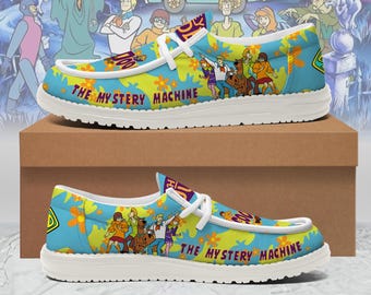 Scarpe slip-on personalizzate fatte a mano con i personaggi di Scooby Doo Gang, un regalo di compleanno perfetto per gli appassionati di cartoni animati in stile retrò.