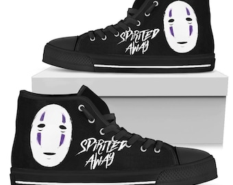 Scarpe da ginnastica alte personalizzate con stampa anime di Senza Volto, base nera, realizzate a mano con il tema Spirited Away.