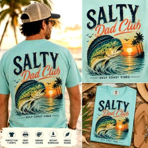 Pode incluir: Camiseta azul claro com um gr&aacute;fico de um peixe saltando, palmeiras e um p&ocirc;r do sol. O texto diz "SALTY Dad Club" e "GULF COAST VIBES". A camisa &eacute; mostrada em uma pessoa e tamb&eacute;m plana.