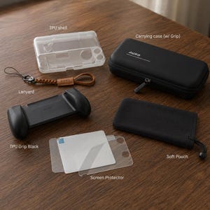 Könnte beinhalten: Eine Sammlung von Zubehör für ein Handheld-Gaming-Gerät, darunter eine transparente TPU-Schale, ein schwarzer TPU-Griff, eine Tragetasche, eine weiche Tasche, eine Displayschutzfolie und ein Schlüsselband. Auf einer Holzoberfläche angeordnet.