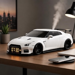 Peut inclure: Humidificateur blanc en forme de voiture de sport avec des roues noires et un aileron arrière. L'horloge numérique affiche 07h30. De la vapeur s'échappe du haut de la voiture. Sur une surface en bois.