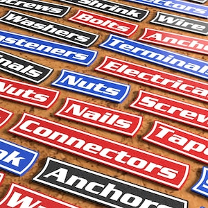 Puede incluir: Una colección de etiquetas rectangulares con lados curvos, con texto blanco sobre fondos negros, rojos y azules. Las etiquetas muestran términos de ferretería y construcción, incluidos Screws, Washers, Bolts, Wire, Anchors, Terminals, Electrical, Nuts, Nails y Connectors.