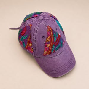 Gorra de béisbol morada bordada, gorra de papá hecha a mano con retazos de algodón.