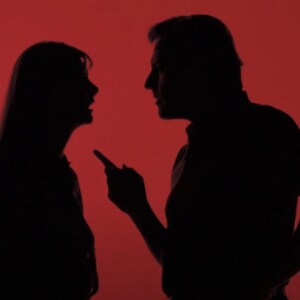 Könnte beinhalten: Silhouette von zwei Personen in einer hitzigen Diskussion vor rotem Hintergrund. Eine Person zeigt mit dem Finger, während die andere zu sprechen scheint. Das Bild vermittelt Konflikt und Uneinigkeit.
