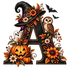 Könnte beinhalten: Ein dekorativer Buchstabe A mit einem schwarzen Hexenhut, orangefarbenen Blumen, einer braunen Eule, einem weißen Geist und zwei orangefarbenen Kürbissen. Das Design ist mit Herbstblättern, Beeren und zwei schwarzen Fledermäusen verziert.