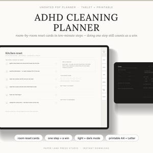 Puede incluir: Un planificador de limpieza TDAH en una pantalla de tableta, con una lista de verificación de cocina con pasos numerados, casillas de verificación y una versión en modo oscuro. El texto incluye ADHD CLEANING PLANNER y one step = a win.