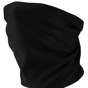 Op de afbeelding: Een zwarte stoffen gezichtsbedekking, ook wel bekend als een nekwarmer of bandana, is gemaakt van een zacht, rekbaar materiaal. Het kan worden gedragen als een gezichtsmasker, nekwarmer of hoofdband.
