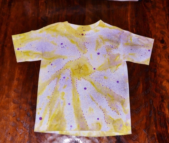 Camiseta con corbata pintada hotsell