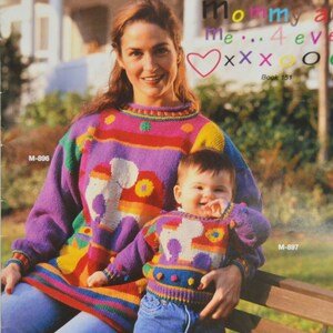K&ouml;nnte beinhalten: Eine Frau und ein Kind tragen passende bunte Pullover mit einem Comic-Tier-Design. Die Pullover haben Streifen in Rot, Gelb, Gr&uuml;n, Blau und Lila. Der Text "Mommy and Me... 4 ever XXX O" steht &uuml;ber dem Kopf der Frau. Der Text "Book 151" steht unter dem Kopf der Frau. Der Text "M-896" steht in der oberen linken Ecke des Bildes. Der Text "M-897" steht in der unteren rechten Ecke des Bildes.