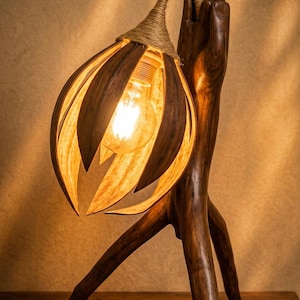 Lámpara de mesa de madera con forma de mano, base escultural tallada, pantalla con forma de flor, decoración rústica bohemia.