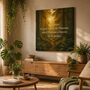Peut inclure: Une impression sur toile encadrée représentant une scène de forêt avec la lumière du soleil traversant les arbres. Le texte "La nature n'a pas besoin de l'homme, mais l'homme a besoin de la nature" est affiché sur la toile. L'impression est dans un salon.