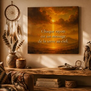Peut inclure: Intérieur rustique avec un capteur de rêves, des plumes dans un vase et une toile avec le texte "Chaque rayon est un message de la terre au ciel." Une figurine amérindienne et une bougie allumée complètent le décor.