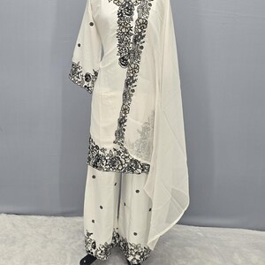 Weißes französisches Crêpe-Salwar-Kameez-Set, schwarzes Palazzo-Hemd mit floraler Stickerei und Pailletten, inklusive Dupatta
