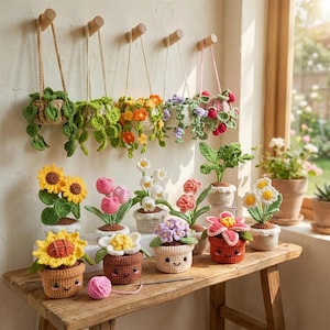 Op de afbeelding: Een verzameling handgemaakte gehaakte planten en bloemen, waaronder zonnebloemen, tulpen en hangmanden. De kleurrijke display toont verschillende soorten bloemen in kleine potten met lachende gezichten, gerangschikt op een houten oppervlak en aan de muur.