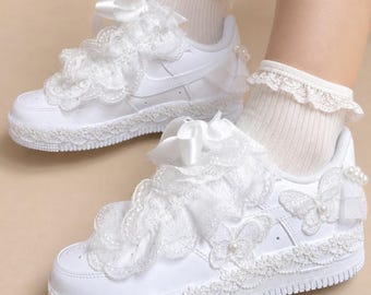 Buty ślubne z perłowym motylem, satynowe trampki z kokardką, romantyczny prezent ślubny z koronkowym wykończeniem