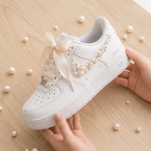 Benutzerdefinierte Nike Air Kraft 1 Hochzeit Sneakers, Perle Braut Schuhe personalisierte Satinband