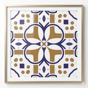 Pode incluir: Impressão de arte quadrada emoldurada com um padrão geométrico repetitivo. O design incorpora um motivo floral central em branco, com detalhes em azul marinho e dourado. A obra de arte é emoldurada em uma moldura de metal dourado.
