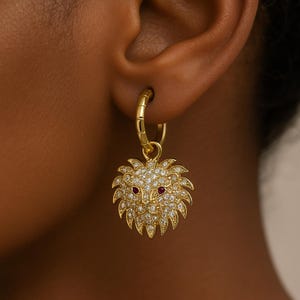 スターリングシルバーのライオンヘッドダングルフープイヤリング、ジルコンライオンイヤリング、レオ星座ジュエリー、彼女へのステートメントギフト、クリスマスギフト