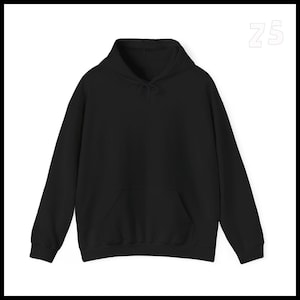 Op de afbeelding: Een effen zwarte hoodie met een capuchon met trekkoord en een kangoeroezak. De sweatshirt met lange mouwen is gemaakt van een zacht materiaal en is geschikt voor vrijetijdskleding. De afbeelding heeft een witte "Z5" in de rechterbovenhoek.